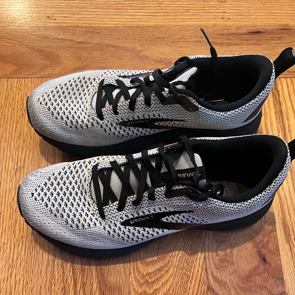 Brooks Revel 4, size 8.5